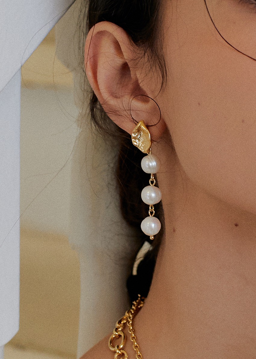 aris gold pearl earring